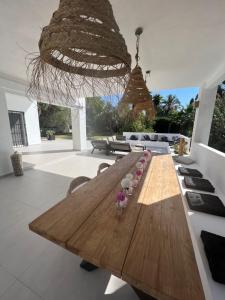 Fotografia z galérie ubytovania Villa Ibiza Chic à Calahonda - Piscine et Proximité Plage v Marbelli