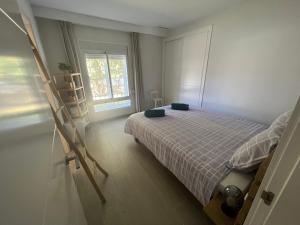 Posteľ alebo postele v izbe v ubytovaní Villa Ibiza Chic à Calahonda - Piscine et Proximité Plage