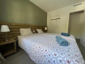 Posteľ alebo postele v izbe v ubytovaní Villa Ibiza Chic à Calahonda - Piscine et Proximité Plage