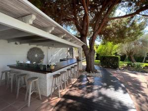 Vonkajšia záhrada v ubytovaní Villa Ibiza Chic à Calahonda - Piscine et Proximité Plage