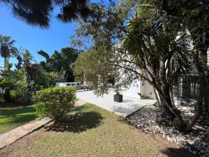 Vonkajšia záhrada v ubytovaní Villa Ibiza Chic à Calahonda - Piscine et Proximité Plage