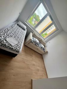 Pokoje Brynów في كاتوفيسي: إطلالة علوية لغرفة بها أريكة ونافذة