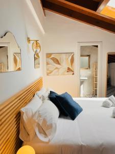 Postel nebo postele na pokoji v ubytování Castillo de Marbella
