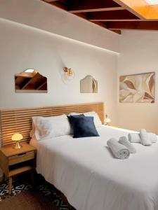 sypialnia z 2 łóżkami z białą pościelą i niebieskimi poduszkami w obiekcie Castillo de Marbella w Marbelli