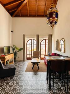 馬貝拉的住宿－Castillo de Marbella，客厅配有沙发和桌子
