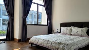 Hue House Stay - Villa phòng lẻ hoặc nguyên căn في Thôn Trường Giang: غرفة نوم بها سرير ونافذة كبيرة +29 صورة