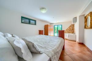 Postel nebo postele na pokoji v ubytování Villa Rasotica Nice villa with plenty of space Excellent yard with large pool and outdoor kitchen
