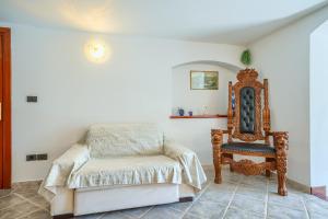 Posezení v ubytování Villa Rasotica Nice villa with plenty of space Excellent yard with large pool and outdoor kitchen
