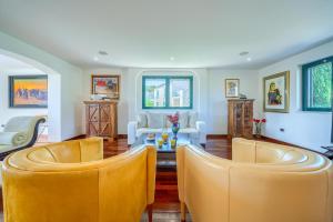Posezení v ubytování Villa Rasotica Nice villa with plenty of space Excellent yard with large pool and outdoor kitchen