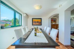 Posezení v ubytování Villa Rasotica Nice villa with plenty of space Excellent yard with large pool and outdoor kitchen