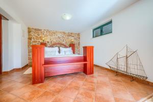Postel nebo postele na pokoji v ubytování Villa Rasotica Nice villa with plenty of space Excellent yard with large pool and outdoor kitchen