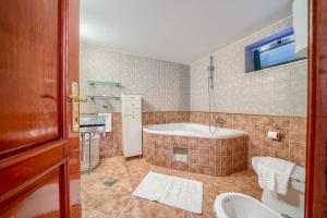 Koupelna v ubytování Villa Rasotica Nice villa with plenty of space Excellent yard with large pool and outdoor kitchen