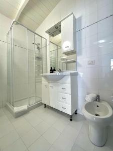 bagno con lavandino, doccia e servizi igienici di Aldiva Chalet a Torvaianica