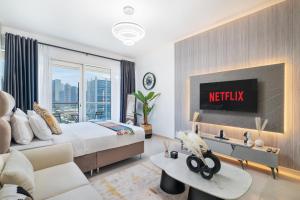 TV a/nebo společenská místnost v ubytování Furnished Studio In Arch Tower, Jlt Near Metro