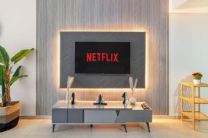 TV a/nebo společenská místnost v ubytování Furnished Studio In Arch Tower, Jlt Near Metro