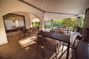 a dining room with a table and chairs at Pensiune Restaurant Perla in Sângeorz-Băi