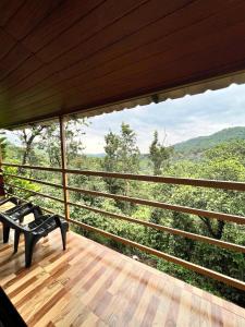 Misty Cloud Resort في فيثايراي: غرفة مع شرفة مطلة على الجبال