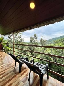 Misty Cloud Resort في فيثايراي: غرفة بها كرسيين على شرفة مطلة