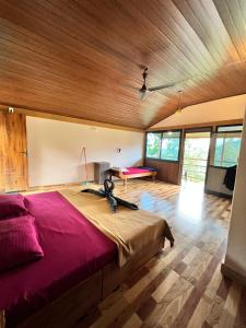 Misty Cloud Resort في فيثايراي: غرفة نوم بها سرير كبير في الغرفة