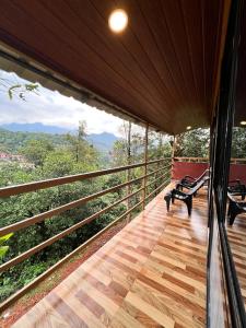 Misty Cloud Resort في فيثايراي: بلكونة منزل مطلة على الجبال +16 صورة