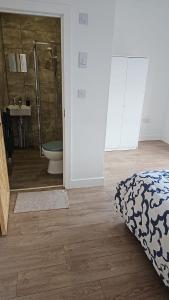 een slaapkamer met een douche en een bed en een badkamer bij Room-2 En-Suite Double Bedroom in Manchester in Manchester