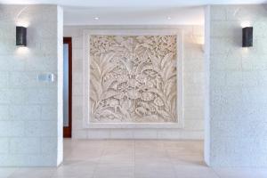 pared con mural en una habitación en Tom Tom by Blue Sky Luxury, en Saint James