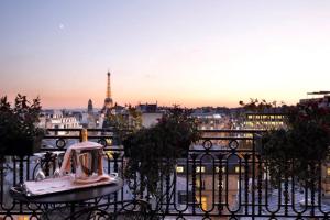 einen Balkon mit Blick auf den Eiffelturm in der Unterkunft Hôtel Balzac Paris in Paris