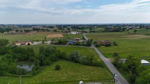 eine Luftaufnahme eines Hauses auf einem Feld mit einer Straße in der Unterkunft Affittacamere Ami in Ziano Piacentino