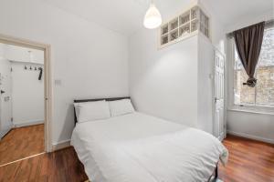 Llit o llits en una habitació de Londwell, Stylish Mayfair Central London Apartment