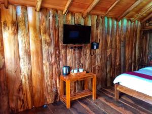 Μια τηλεόραση ή/και κέντρο ψυχαγωγίας στο Eco Creations Wooden Cottage +14 φωτογραφίες