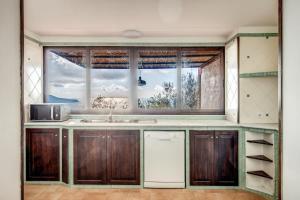 una cucina con lavandino e finestra di Casa Aprea a Massa Lubrense