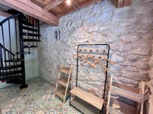 Zimmer mit einer Steinmauer und einer Treppe in der Unterkunft Hotel Majestic in Nîmes
