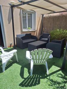 un patio con mesa, sillas y sombrilla en apartment garden, en Caldas de Reis