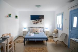 TV a/nebo společenská místnost v ubytování Sunrise Apartment Santorini