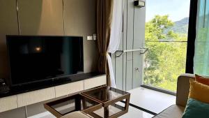 TV a/nebo společenská místnost v ubytování Panora Surin mountain view by EIE.ASSIA