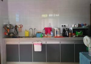 Kuchyň nebo kuchyňský kout v ubytování Kluang Budget Backpacker Home + 1 fotografie