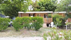Aed väljaspool majutusasutust Mobil Home vue sur le lac dans un camping 4 étoiles à Cadenet