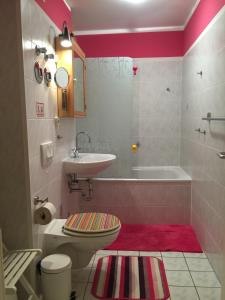 un bagno con lavandino, WC e vasca di Leipzig City Appartments a Lipsia Altre 36 foto