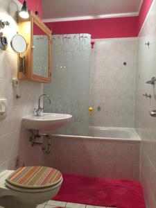un bagno con un water, un lavandino e una vasca di Leipzig City Appartments a Lipsia