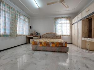 Postel nebo postele na pokoji v ubytování Kluang Budget Backpacker Home