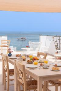 uma mesa com comida e vista para o oceano em Sea Breeze Hotel em Hersonissos