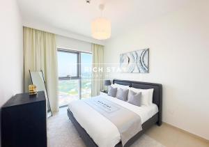 Postel nebo postele na pokoji v ubytování Incredible 1BR, Downtown Views II near Dubai Mall + 18 fotografií