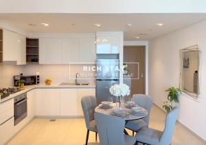 Kuchyň nebo kuchyňský kout v ubytování Incredible 1BR, Downtown Views II near Dubai Mall
