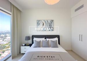 Postel nebo postele na pokoji v ubytování Incredible 1BR, Downtown Views II near Dubai Mall