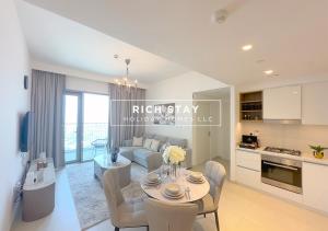 Kuchyň nebo kuchyňský kout v ubytování Incredible 1BR, Downtown Views II near Dubai Mall