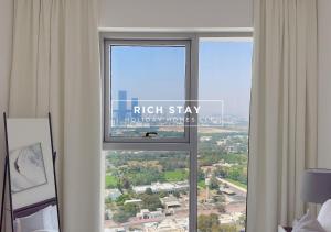 Nespecifikovaný výhled na destinaci Dubaj nebo výhled na město při pohledu z apartmánu
