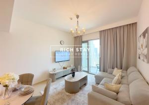 TV a/nebo společenská místnost v ubytování Incredible 1BR, Downtown Views II near Dubai Mall