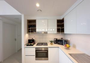 Kuchyň nebo kuchyňský kout v ubytování Incredible 1BR, Downtown Views II near Dubai Mall
