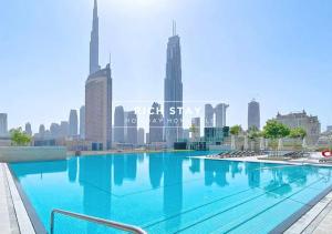 Bazén v ubytování Incredible 1BR, Downtown Views II near Dubai Mall nebo v jeho okolí