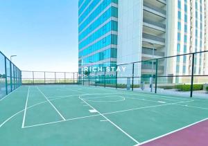 Tenis a/nebo squash v ubytování Incredible 1BR, Downtown Views II near Dubai Mall nebo okolí